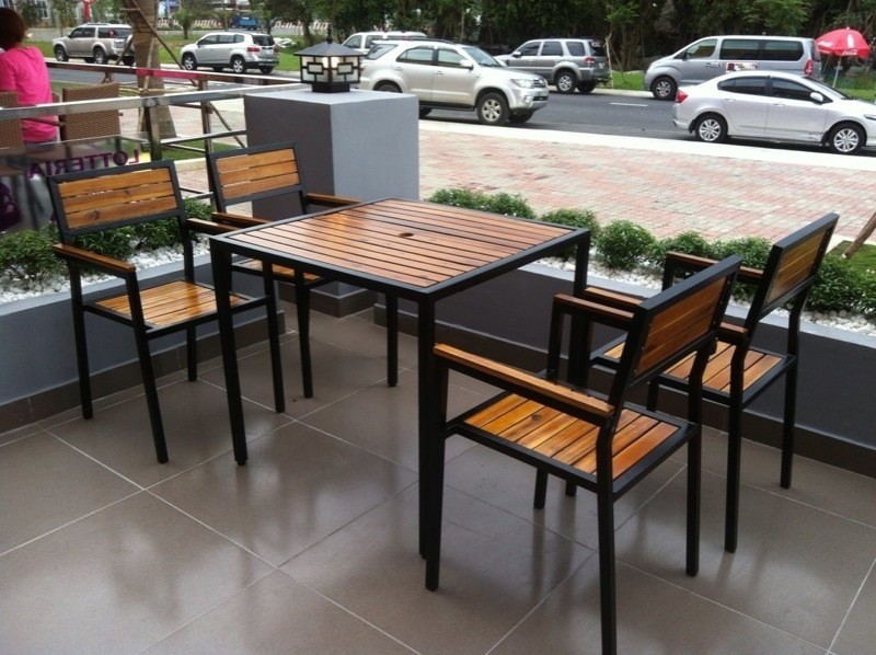 Mẫu bàn ghế gỗ cafe ngoài trời